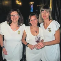 Marjana Simčič Humar in Neja Škrinjar iz VK Goriška brda ter vinarka Dušica Šibav iz Fojane (z leve)  
