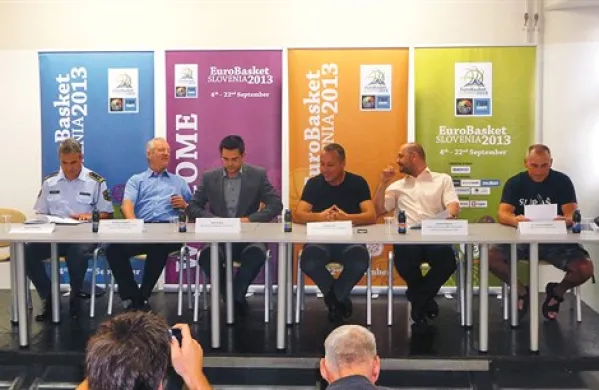 O zadnjih pripravah na EP so spregovorili (z leve) - Tomaž Čehovin iz PU Koper, Brane Florjanič direktor zavoda za šport, Aleš Križnar, direktor EuroBasketa,  Danijel Cep podžupan MOK,  Sekule Popovič vodja lokalnega organizacijskega odbora in dr. Marko