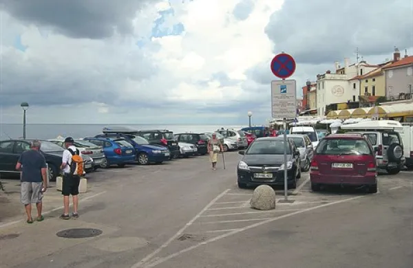 Parkirišče pri Treh papigah nameravajo urediti, še pred tem pa bo občina z anketo preverila, kaj o predlagani ureditvi menijo občani