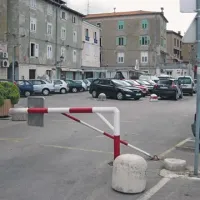 Zapornico naj bi prestavili za nekaj metrov, ob njej pa uredili parkirna mesta za motorje 