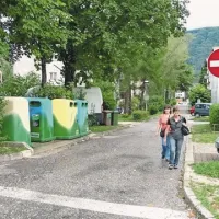 Na Kosovelovi ulici bi lahko že ob načrtovani obnovi s preprostim posegom uredili kolesarsko pot v obe smeri.  Kot kaže pa ne bo šlo tako preprosto ... 