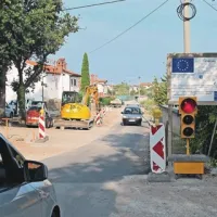 Sistem  uravnavanja prometa s semaforjema na obeh skrajnostih razkopanega odseka ni najbolj učinkovit, saj ne upošteva vklopov vozil s stranskih cest