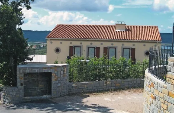 Danes bi morali biti na črno zgrajeni objekti družine Vitoslava Türka porušeni, a včeraj so še trdno stali  