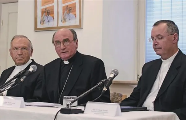 V dekretih, s katerima je papež sprejel odstop upokojenih ljubljanskega in mariborskega nadškofa, ni govora o njunem zasebnem življenju po odstopu
