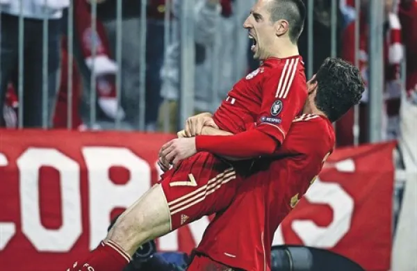 Franck Ribery (levo) se je včeraj veselil posamične lovorike, se bo drevi še ekipne?