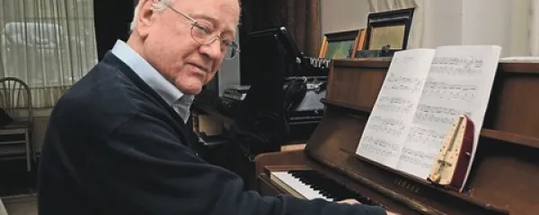 Slavko Avsenik med preigravanjem na domačem klavirju. V dolgi karieri je takole preizkušal več kot 670  skladb.
