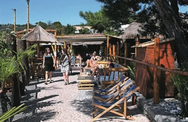 Portoroškemu lokalu Alaya je občina Piran odvzela podaljšan urnik in je zdaj - namesto do treh zjutraj - odprt le do polnoči
