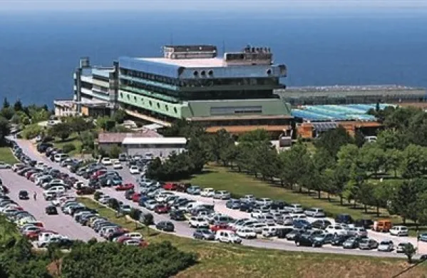 Izrazito visoke primanjkljaje so  v prvem polletju zabeležile bolnišnice Sežana, Vojnik, Brežice, Ptuj, Trbovlje, Jesenice in Izola (na fotografiji)