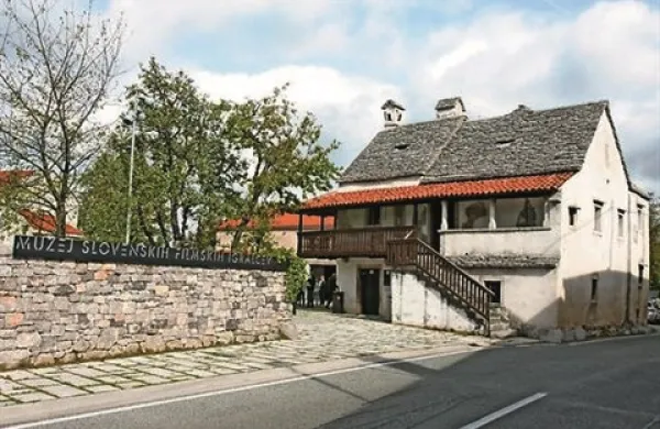 V Muzeju slovenskih filmskih igralcev v Divači se bo drevi z odprtjem slikarske razstave Boruta Skoka pričel 10. mednarodni festival Revija v reviji