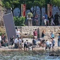 Producenti ameriške televizijske hiše HBO so se odločili, da bodo v Dubrovniku snemali na trdnjavah Minčeta in Bokar, pa tudi v starem mestnem jedru, parku Gradec in hotelu Belvedere
