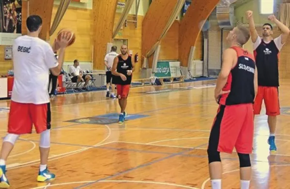 Slovenija (na posnetku Mirza Begić podaja Koprčanu Nebojši Joksimoviću) se je v Kranjski gori dobro pripravljala na današnji obračun v Stožicah in na začetek eurobasketa