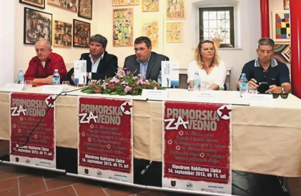 Letošnji program državnega praznika vrnitve Primorske k matični domovini, ki bo čez dva tedna v Lipici, so predstavili (od leve) Bojan Pahor, Davorin Terčon, Boštjan Bizjak, Katja Pegan in Mitja Klavora