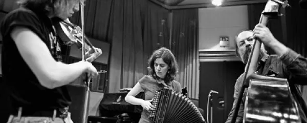 Gregor z violino, Nina s harmoniko plonarico in Romeo na kontrabasu med enim od nastopov
