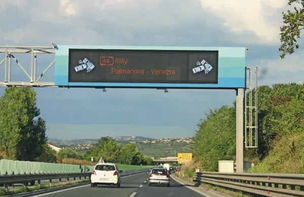 V četrtek so vozniki na portalu pri Kopru prebrali, da je med Palmanovo in Benetkami huda prometna nesreča