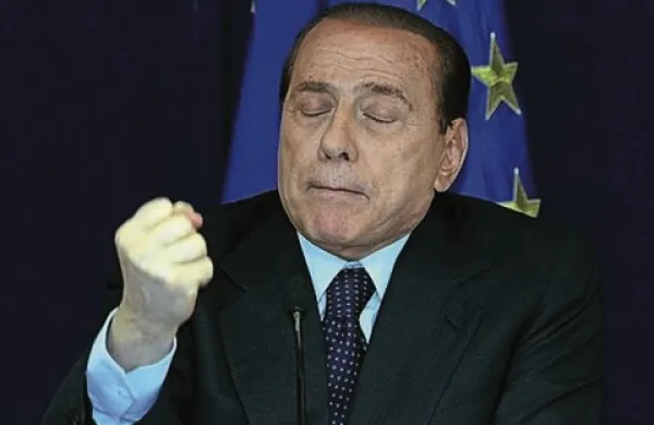 Nekdanji italijanski premier Silvio Berlusconi, ki je pravnomočno obsojen na štiri leta zapora, je v petek zagrozil z zrušenjem vlade, če bo zaradi obsodbe izključen iz senata
