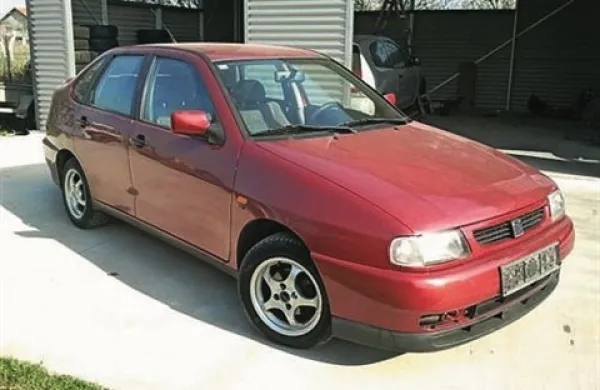 Nesrečo je povzročil voznik avtomobila znamke seat cordoba temno rdeče kovinske barve s celjsko registrsko številko. Fotografija je simbolična.