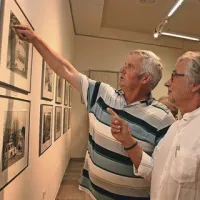 Fotograf Branko Lenart (desno) v družbi Krkavčana Pavla Goje, čigar družino je v osemdesetih letih fotografiral