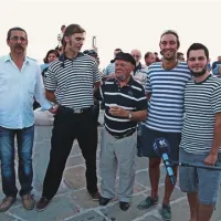 Novi lastnik (v sredini) v družbi s fanti, ki so zgradili batano, in Simetom (levo), neutrudnim varuhom istrske  dediščine 
