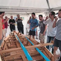 Preden so batano pustili v morje, so njeni graditelji še nazdravili 