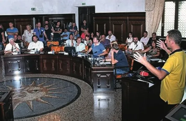 Borisu Popoviču je prvič, odkar je župan uspelo zediniti mestne svetnike, ki od vlade zahtevajo ohranitev predstavnika mesta v Luki.