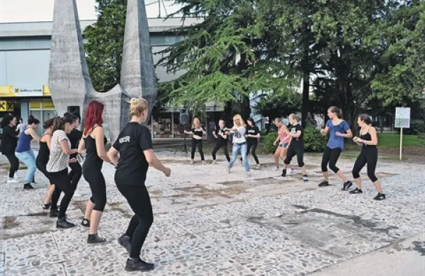 Plesni pozdrav poletju