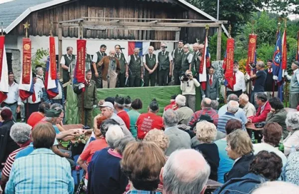 Množično v spomin humanosti  in s pozivom Janeza Stanovnika za obrambo demokracije