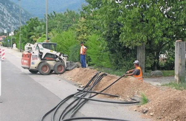 Še najmanj nekaj mesecev bo enkrat tu drugič tam po Novi Gorici in primestju mogoče srečevati skupino delavcev, ki koplje jarke za kable operaterja T-2 