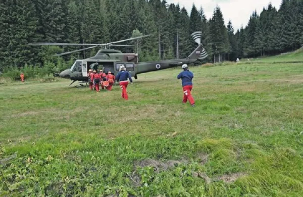 ... prenesli v helikopter Slovenske vojske 