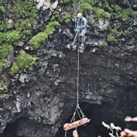 Poškodovanca so iz jame najprej dvignili ...