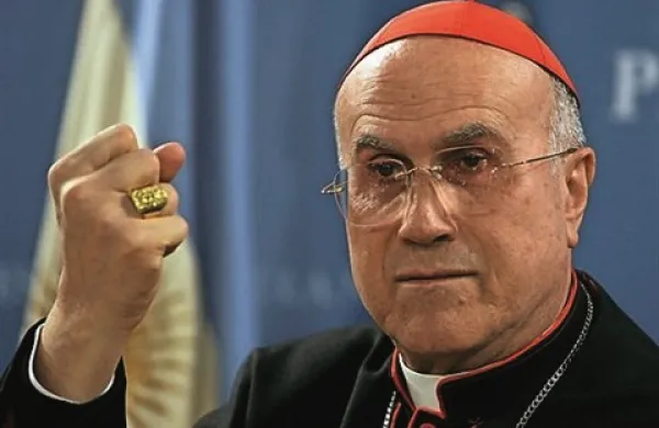 Odhajajoči vatikanski državni tajnik Tarcisio Bertone je bil, potem ko je papež Frančišek v soboto objavil, da ga bo oktobra zamenjal s Pietrom Parolinijem, oster do vatikanskih “vran in kač.”