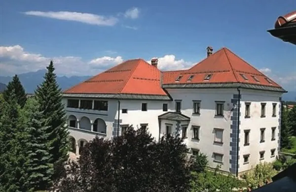 Kranjsko okrožno sodišče je odločilo, da mora država Uršulinskemu samostanu Sv. Duh iz Škofje Loke plačati glavnico v višini 683.342 evrov z zakonskimi zamudnimi obrestmi, ki tečejo od 19. januarja 2008 do plačila