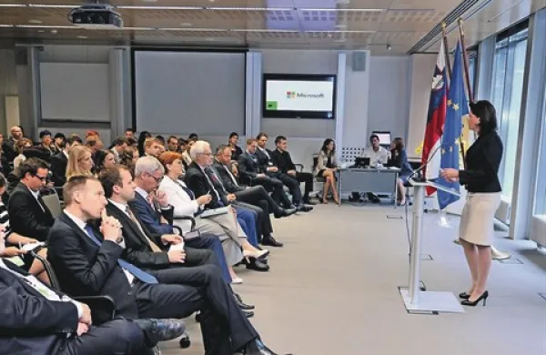   Premierka Alenka Bratušek je včeraj ob odprtju Strateškega foruma Bled za mlade poudarila pomen obsežne razprave, ki bi zajela vse vidike družbe, pri reševanju težav mladih.  Sama ugotavlja,  da “brez pravega konteksta te razprave zelo hitro postanejo