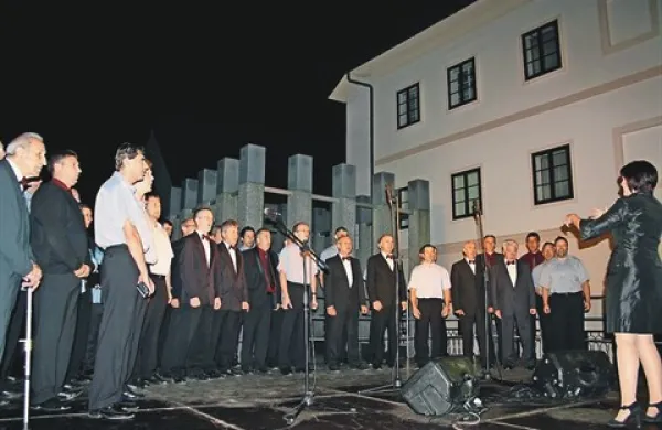  Združeni štirje domači moški pevski zbori za slovo četrtkovih večerov na placu