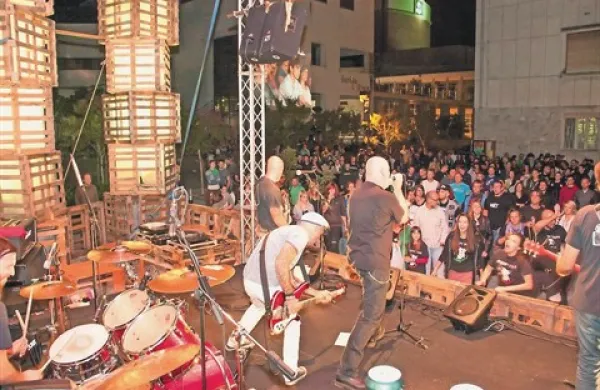 Zadnje dejanje na Poletni sceni na paletah je pripadlo pankovskim veljakom Scuffy dogs. Prav oživljena  scena je bila dodana vrednost Poletnih doživetij. 