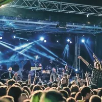 Na Bevkovem trgu  so čez dan  zbirali otroci, zvečer pa publika vseh generacij. V zaključni vikend so     mladež popeljali Siddharta z akustičnim setom.