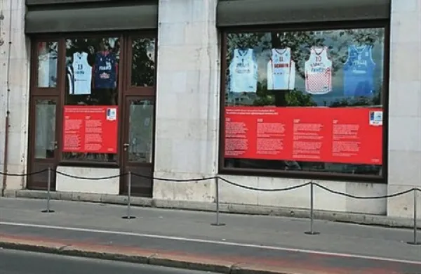Dresi so na ogled v izložbenih oknih
