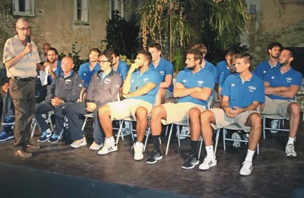 Italijanski košarkarski reprezentanti, ki jih vodi Simone Pianigiani,   so se pred večernim treningom ustavili na sedežu italijanske samoupravne skupnosti