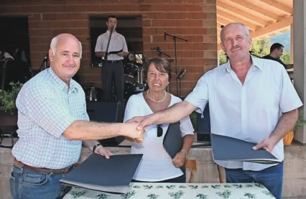Tako so Zvonko Benčič - Midre,  Fulvia Premolin in Neven Mikac (na fotografiji z leve) predlani podpisali sporazum o sodelovanju, v soboto pa ga bodo nadgradili s pobratenjem
