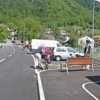 Novo parkirišče bo v Zatolminu prispevalo k večji prometni varnosti, del ceste pa je še vedno brez pločnika, ker se občina z zasebnikom ni uspela dogovoriti o zemljišču zanj