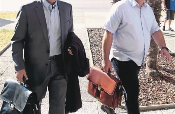 Včeraj sta na sojenje prišla le Robert Časar in Boris Marzi z zagovornikoma (na fotografiji Časar z Danielom Planinščcem)