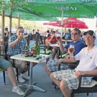 Četverica finskih navijačev se je včeraj začela ogrevati ob hladnem pivu
