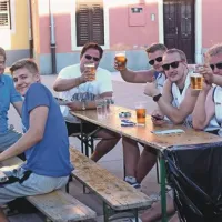 Finci so veliki ljubitelji alkoholnih pijač. Za njihove razmere je cena našega piva zelo dostopna.