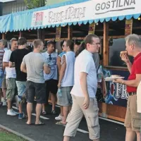 Šagra pred Areno Bonifika. Prenovljeno pročelje in napis prekriva vrsta šankov. Lahko bi jih postavili tudi kam drugam.