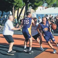 Na Vip tekmi na Ukmarjevem trgu je nastopil tudi Finski minister za šport