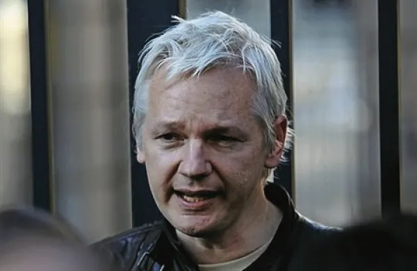 Ustanovitelj WikiLeaksa Julian Assange je v Nemčiji vložil kazensko ovadbo, v kateri trdi, da je na neki računalniški konferenci v Berlinu pred štirimi leti za njim vohunil ameriški obveščevalni uslužbenec
