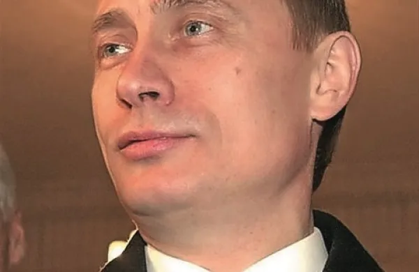 Ruski predsednik Vladimir Putin je danes ameriškega žvižgača Edwarda Snowdna, ki mu je Rusija podelila enoletni začasni azil, označil za nenavadnega človeka, ki se je obsodil na težko življenje.