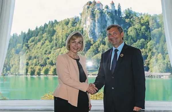 Kmalu po prisrčnem pozdravu je med ministroma Vesno Pusić in Karlom Erjavcem na Bledu prišlo do nesoglasja