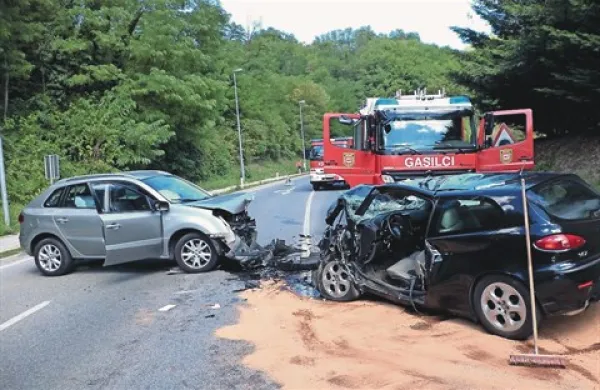 Med Rožno Dolino in Novo Gorico sta včeraj, nekaj po poldnevu, trčila avtomobila