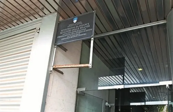 Davčna uprava RS se je opravičila kmetom, pri katerih je zaradi nepravilno odmerjenega davka na večje nepremičnine neupravičeno izvedla pobot. Šlo je za 32 zavezancev, pobot pa je bil v višini 23.563 evrov.
