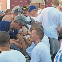 Včeraj popoldne so finski navijači na Carpacciovem trgu svojim junakom iz reprezentance nastavljali listke, majčke, obraze in nadlahti za avtograme